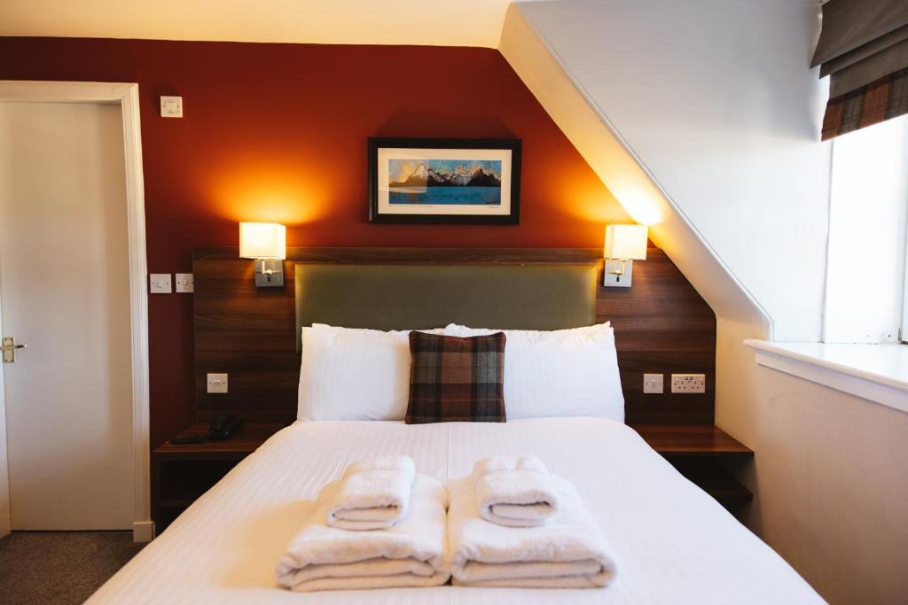 Postel nebo postele na pokoji v ubytování The Portree Hotel