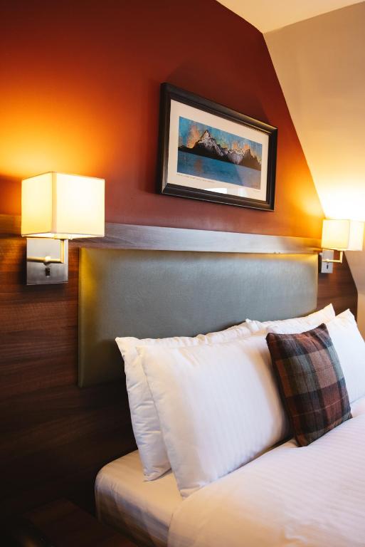Postel nebo postele na pokoji v ubytování The Portree Hotel