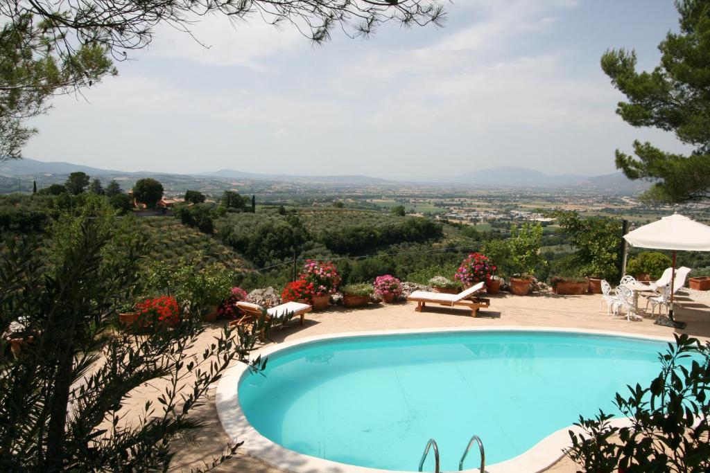 een zwembad in een villa met uitzicht bij Eremo delle Fate in Spoleto