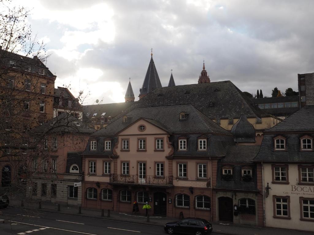 un grupo de edificios en una calle de la ciudad en Hotel Havana, en Mainz