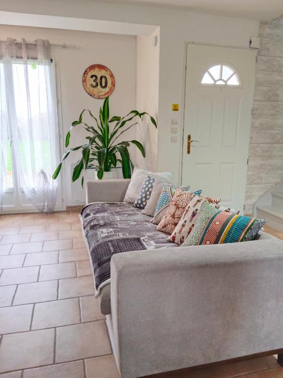 - un canapé dans l'établissement villa familiale avec spa et sauna, à Saint-Antonin-de-Sommaire