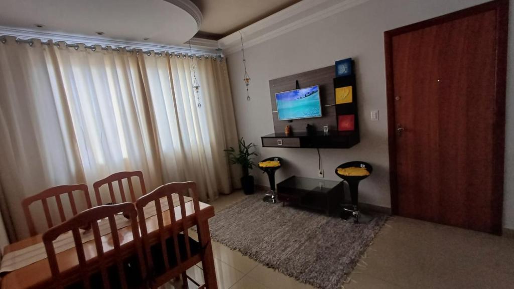 Μια τηλεόραση ή/και κέντρο ψυχαγωγίας στο Apartamento de 3 quartos