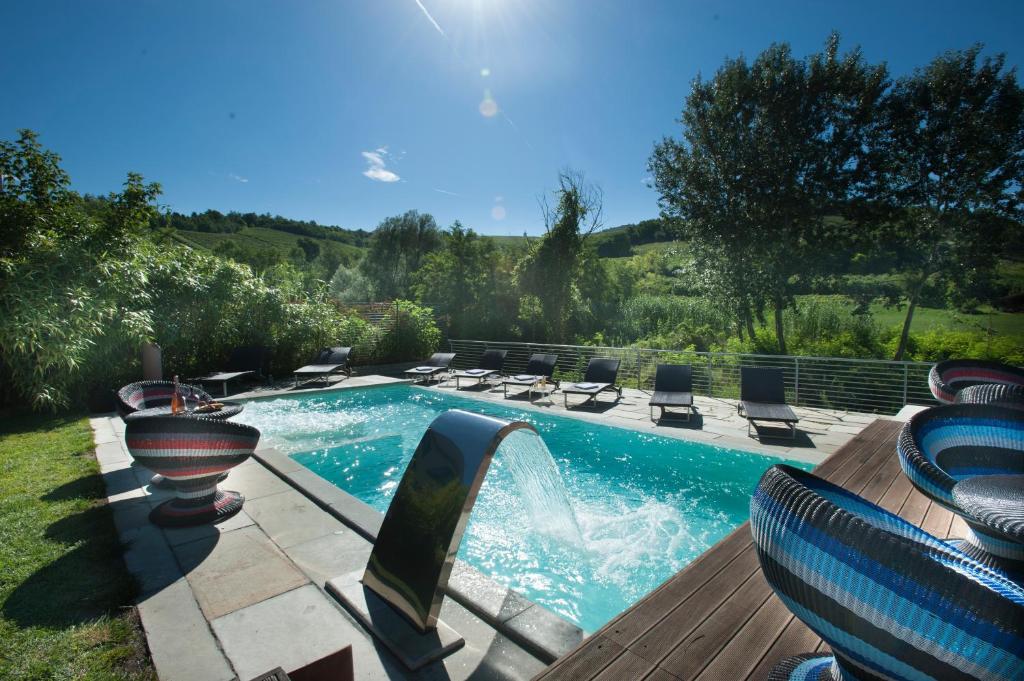 una piscina con sillas y un tobogán de agua en Hotel Langhe, en Alba