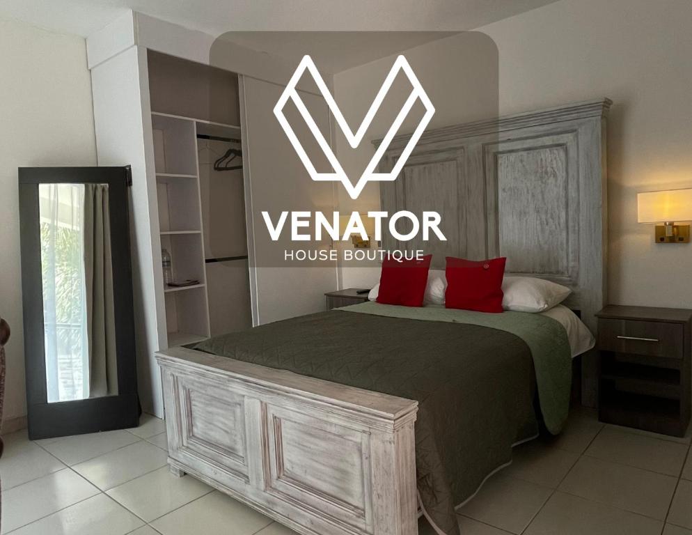 a bedroom with a bed with a verizon house bathroom sign at 12 VENATOR House Boutique in León