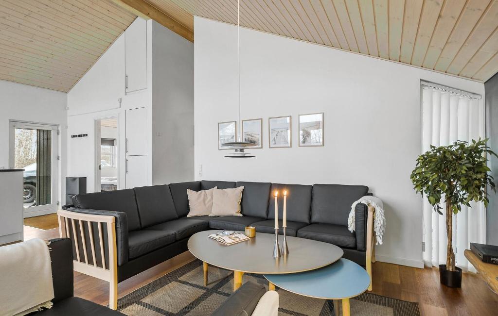 Posezení v ubytování Holiday Home Kronvildtvej Brovst Vi