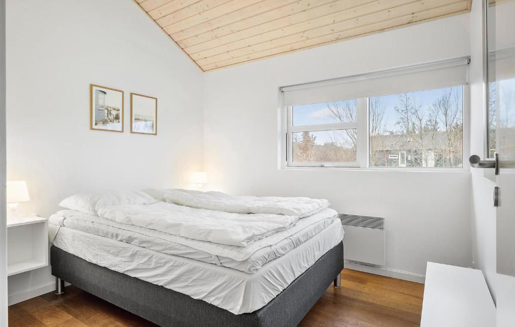 Postel nebo postele na pokoji v ubytování Holiday Home Kronvildtvej Brovst Vi