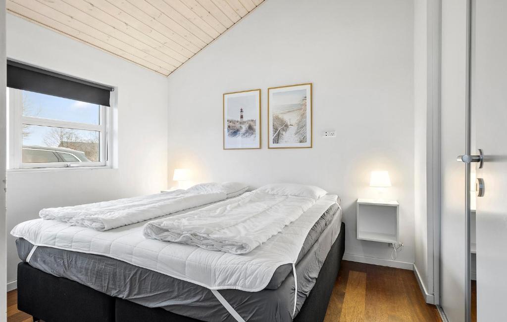 Postel nebo postele na pokoji v ubytování Holiday Home Kronvildtvej Brovst Vi