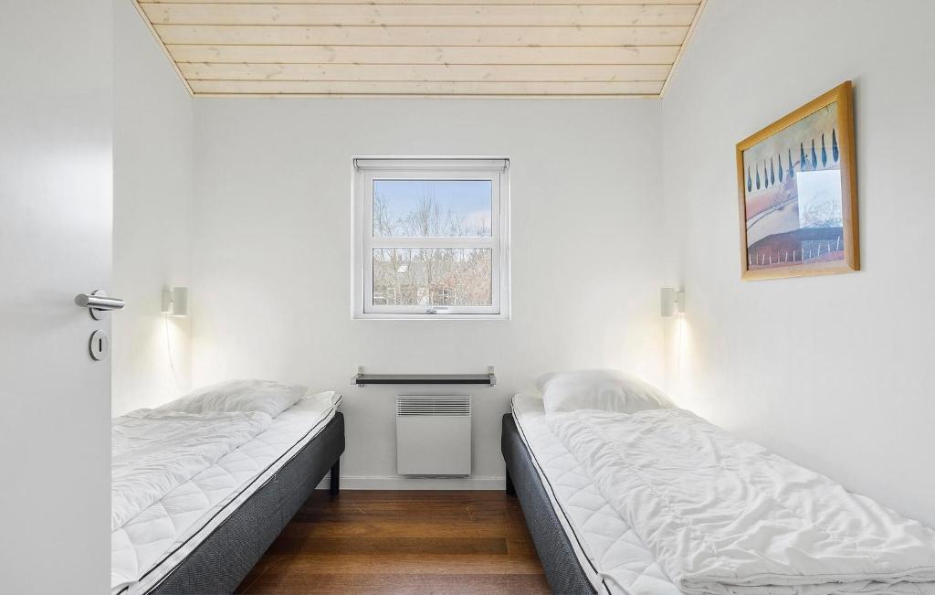 Postel nebo postele na pokoji v ubytování Holiday Home Kronvildtvej Brovst Vi