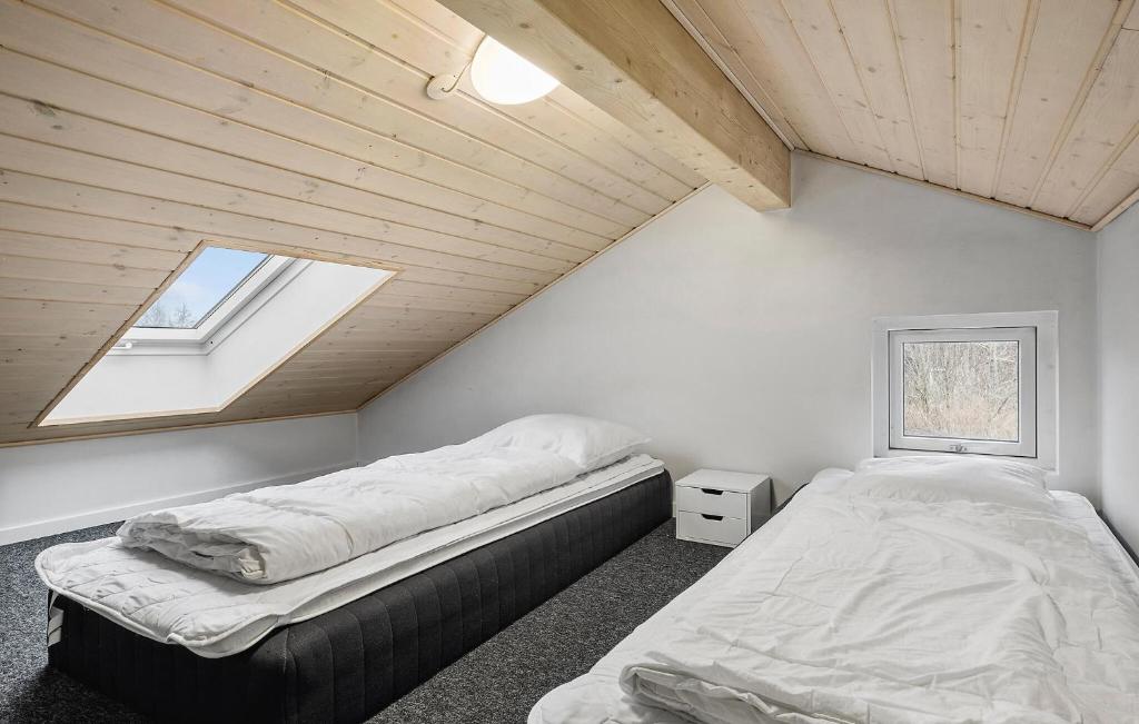Postel nebo postele na pokoji v ubytování Holiday Home Kronvildtvej Brovst Vi