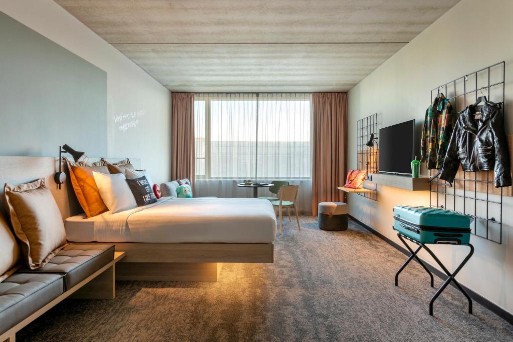 Postel nebo postele na pokoji v ubytování Moxy Antwerp