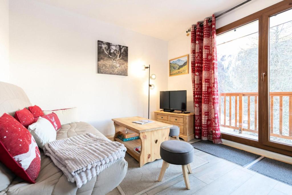 un salon avec un canapé et une télévision dans l'établissement Les Chalets D'arrondaz - 3 pièces appartement 4/6 personnes MAE-2940, à Modane
