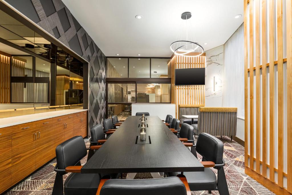 Crowne Plaza Seattle - No Resort Fee - Newly Renovated IHG Hotel photo