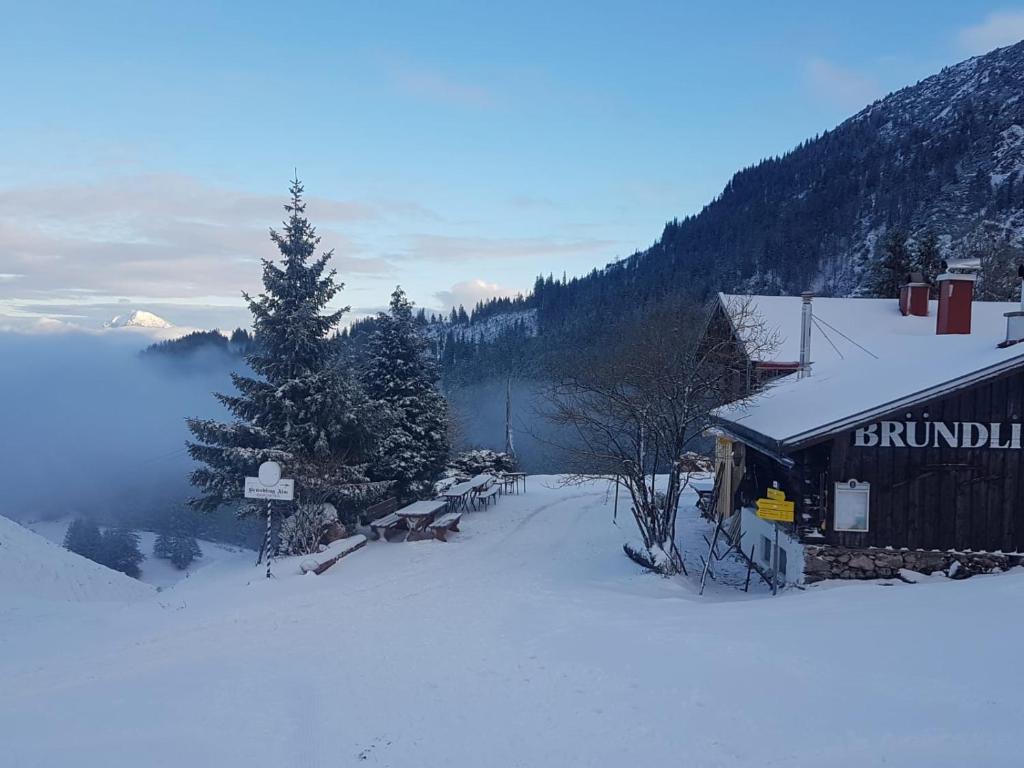 Bründling-Alm Berggasthof auf 1167m auf dem Hochfelln v zimě