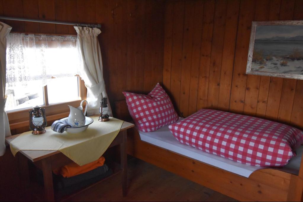 Postel nebo postele na pokoji v ubytování Bründling-Alm Berggasthof auf 1167m auf dem Hochfelln