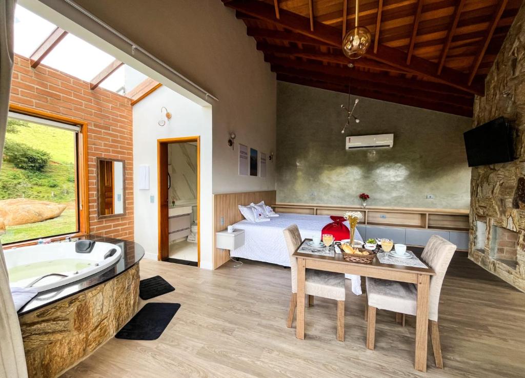 Телевизор и/или развлекательный центр в Chalé Aurora do Pinhal