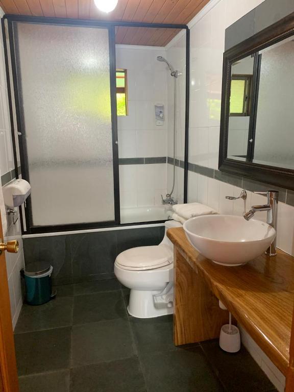 Ένα μπάνιο στο Hostal Tour Pucon