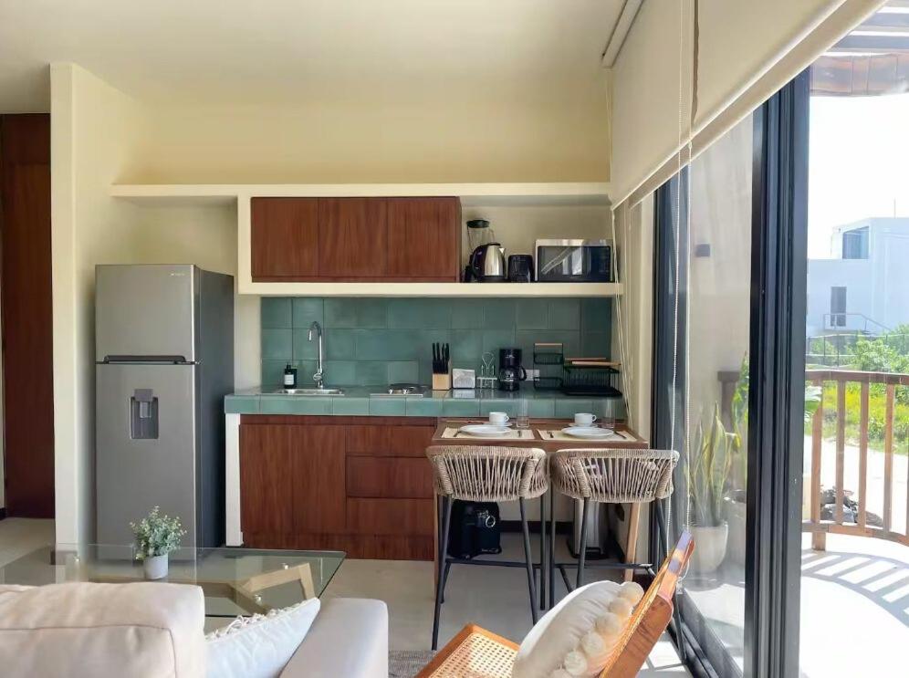 Η κουζίνα ή μικρή κουζίνα στο BOHO Loft Steps from the Beach