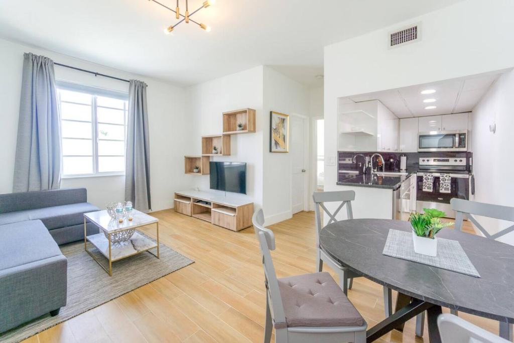 Et opholdsområde på CHIC AND COZY 1 Br and 1Bth Suite on Collins Ave