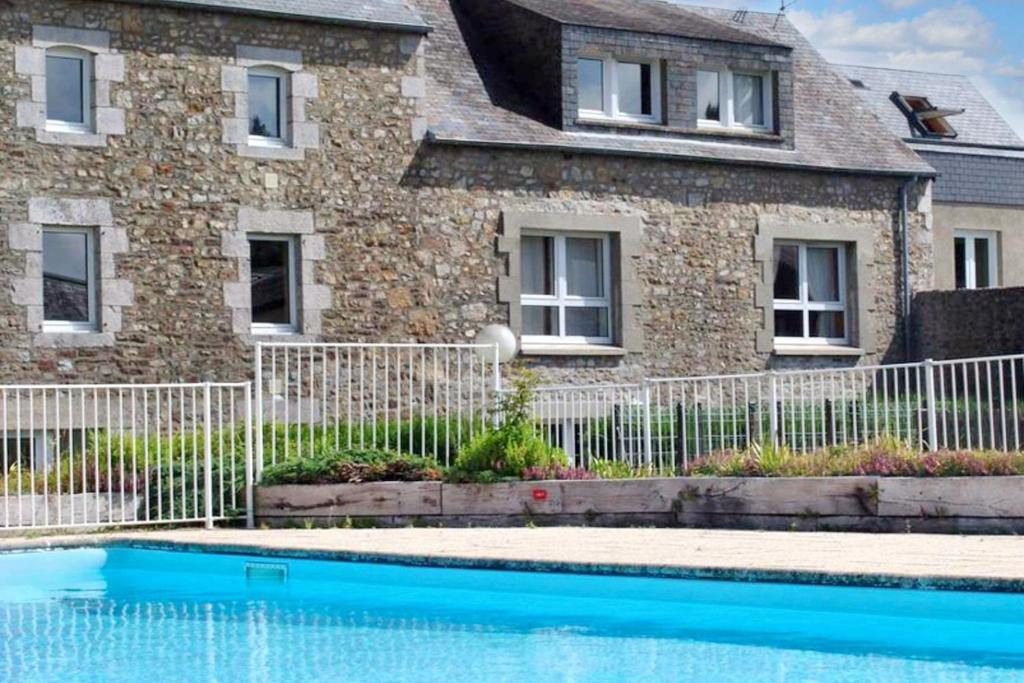 Bazén v ubytovaní Appartement familial avec piscine à Montmartin-sur-Mer 54 m² alebo v jeho blízkosti