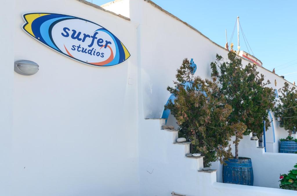 Certifikát, hodnocení, plakát nebo jiný dokument vystavený v ubytování Surfer Studios