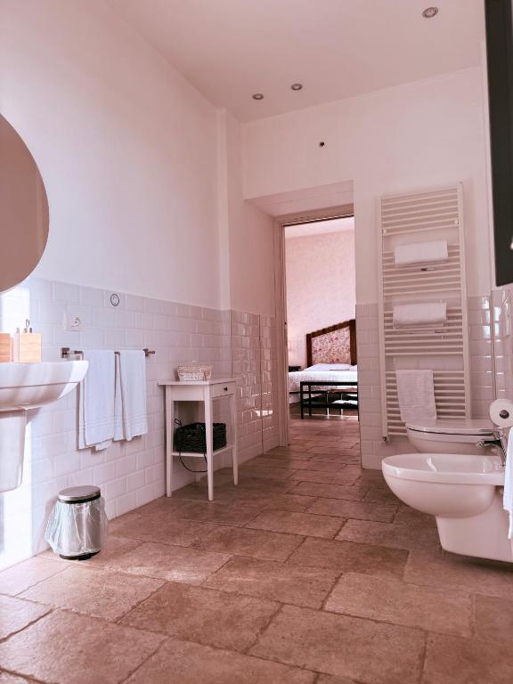 biała łazienka z umywalką i toaletą w obiekcie Masseria Sacramento w mieście Palagianello