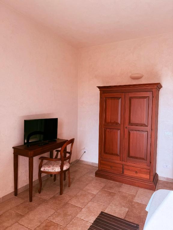 Pokój z biurkiem z komputerem i szafką w obiekcie Masseria Sacramento w mieście Palagianello