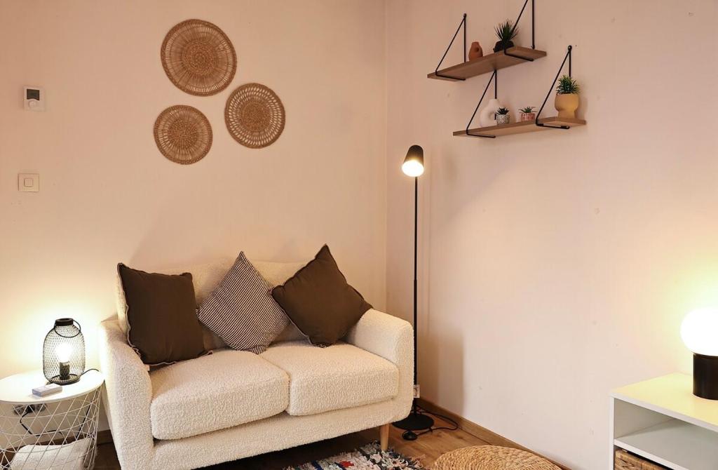 - un salon avec un canapé et une lampe de chevet dans l'établissement Clair Val, au Havre