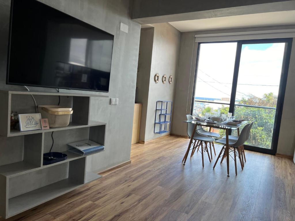 TV a/nebo společenská místnost v ubytování Caniçal houses - Madeira