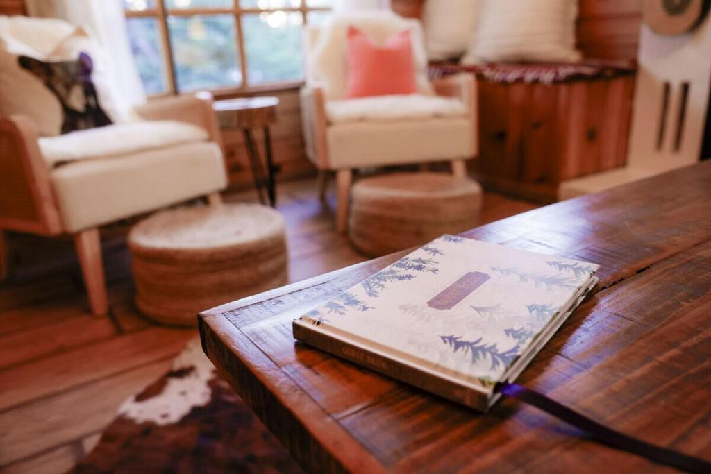 un libro sobre una mesa de madera en The Nest on Towne Trail by Big Bear Vacations, en Big Bear Lake