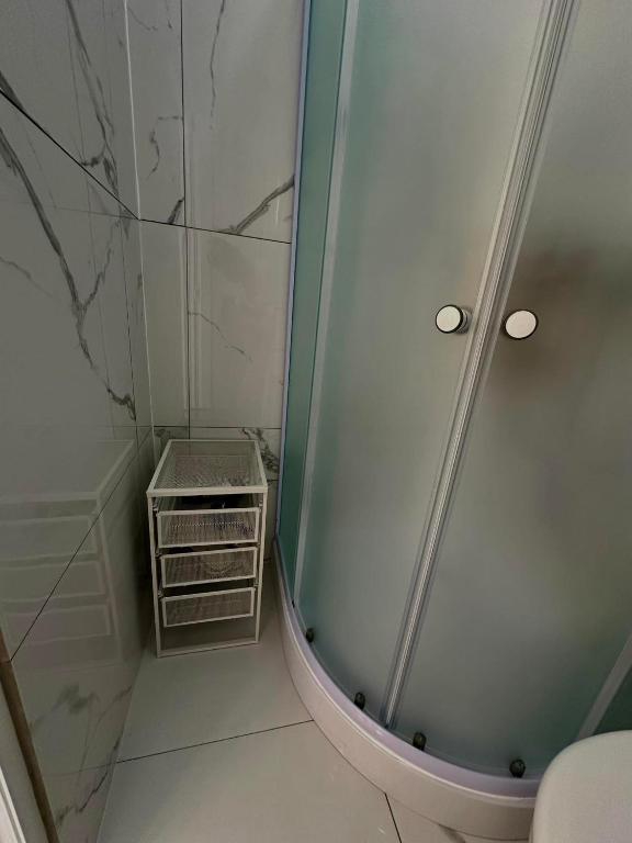 una ducha con puerta de cristal en un baño en Ranc Mujica, en Bar