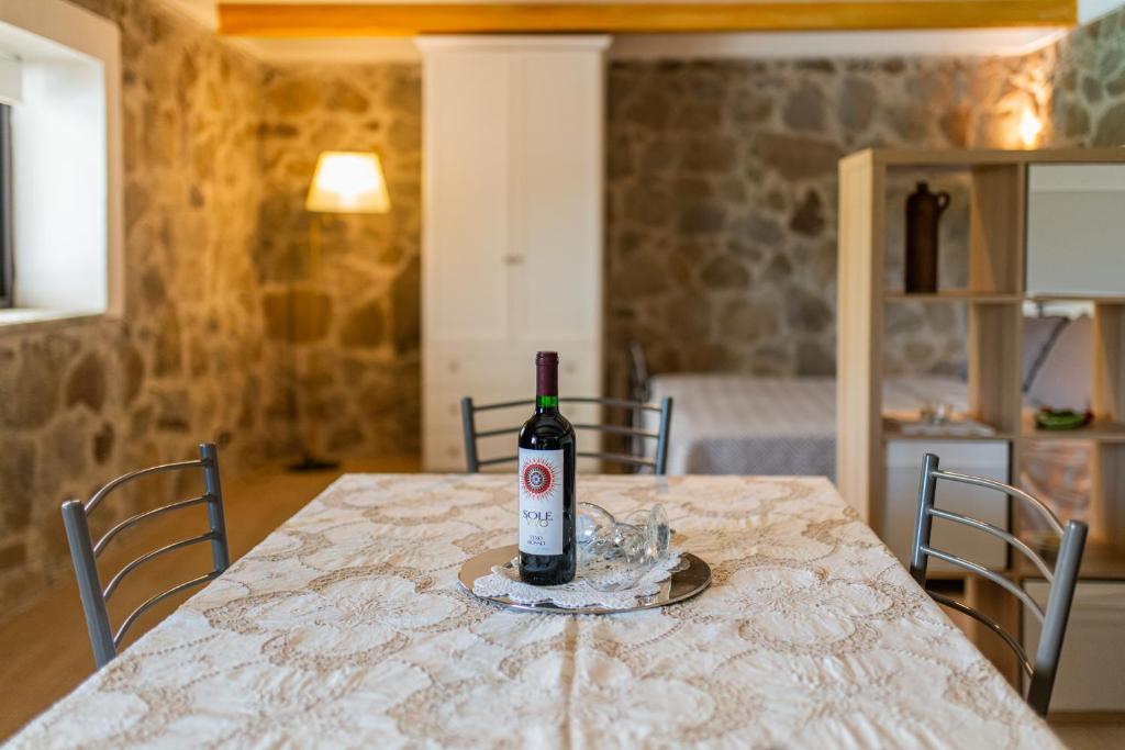 Postel nebo postele na pokoji v ubytování Sicily Stone Cottage