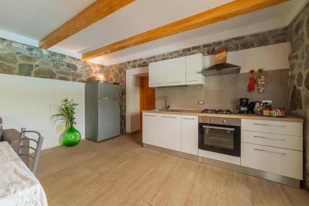 Kuchyň nebo kuchyňský kout v ubytování Sicily Stone Cottage
