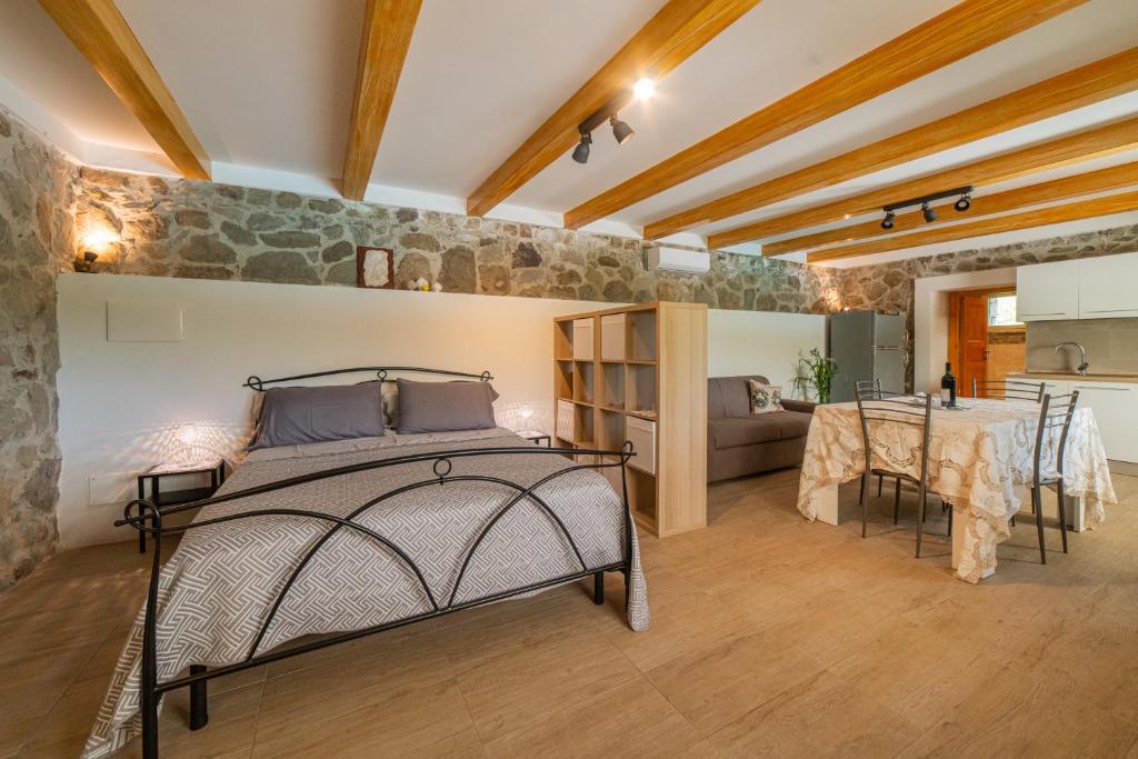 Postel nebo postele na pokoji v ubytování Sicily Stone Cottage