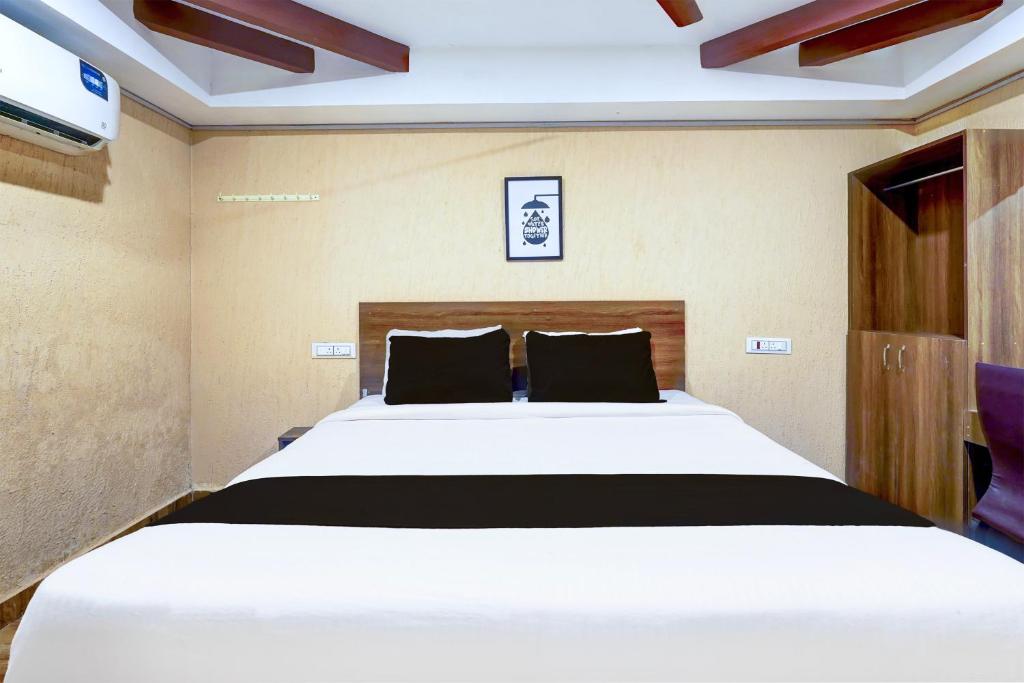 Postel nebo postele na pokoji v ubytování Super Hotel O Yazhini Inn