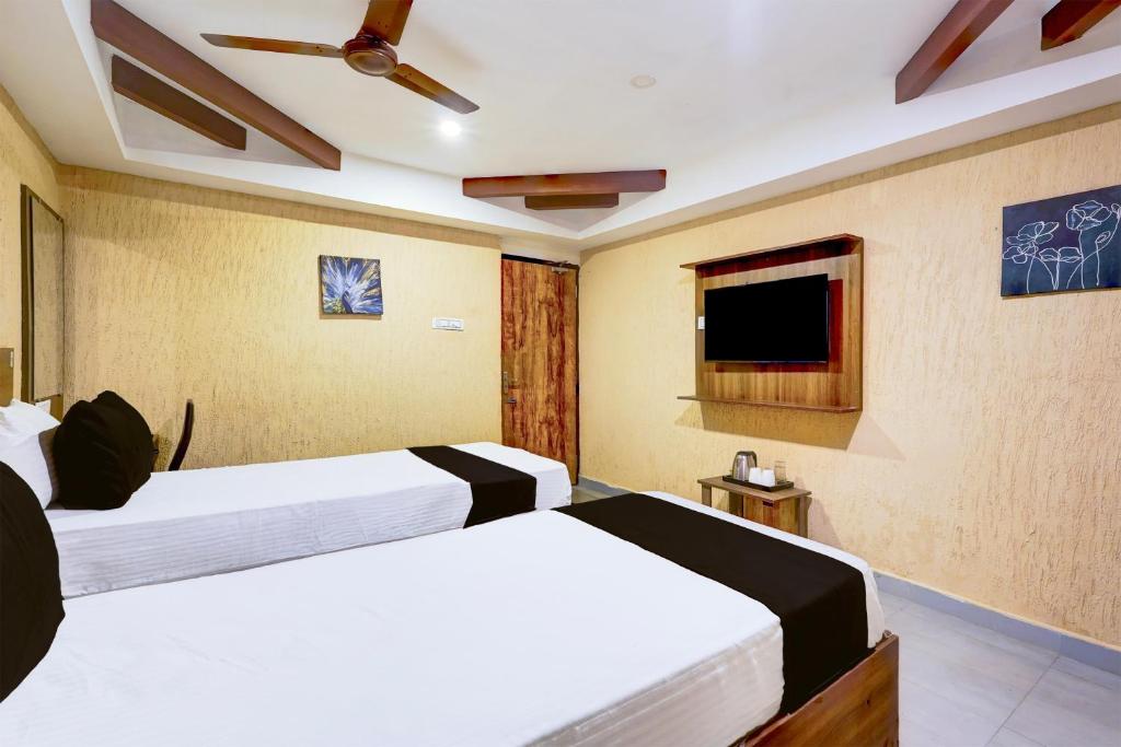 Postel nebo postele na pokoji v ubytování Super Hotel O Yazhini Inn