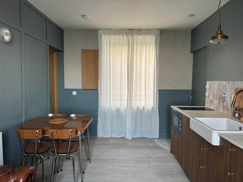 Kuchyň nebo kuchyňský kout v ubytování -LA CORDIALITÉ-