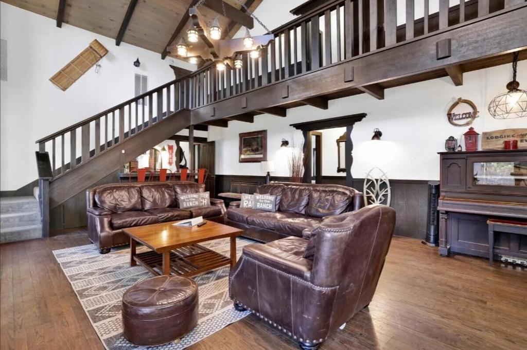 Χώρος καθιστικού στο The Ranch House at Shay Meadows by Big Bear Vacations