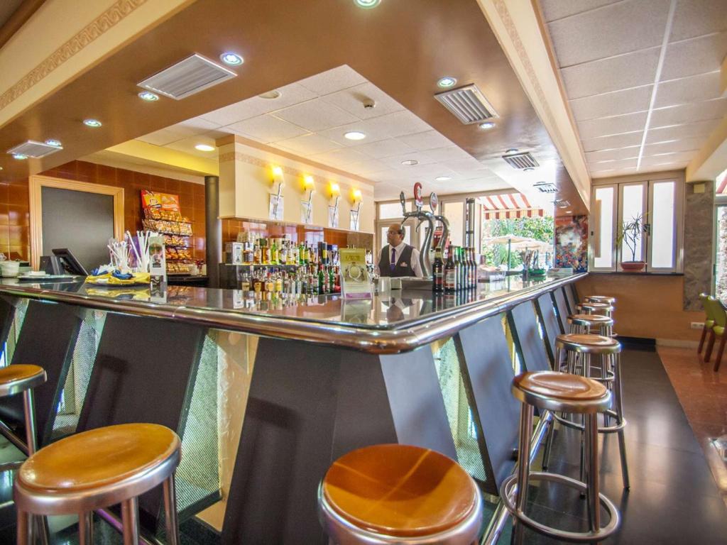 Lounge nebo bar v ubytování Hotel Servigroup Torre Dorada