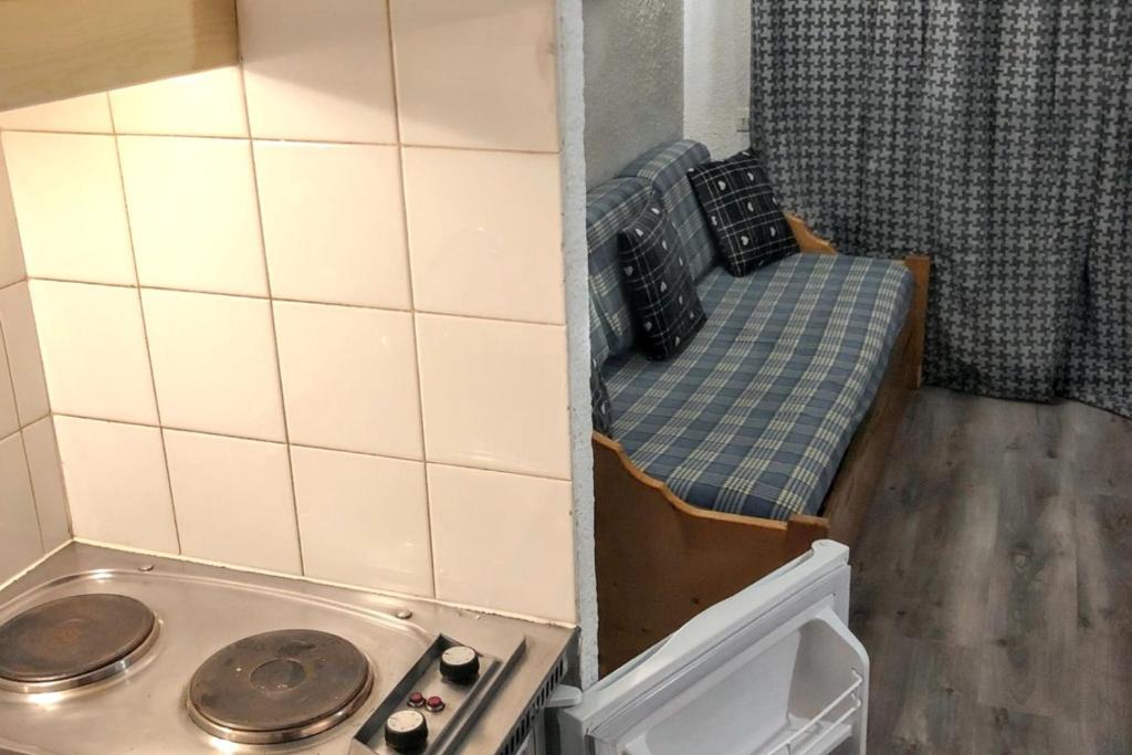 Kuchyň nebo kuchyňský kout v ubytování Studio familial avec balcon à Modane 18 m² vue montagne