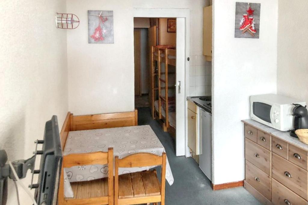 Kuchyň nebo kuchyňský kout v ubytování Studio familial avec balcon à Modane 18 m² vue montagne