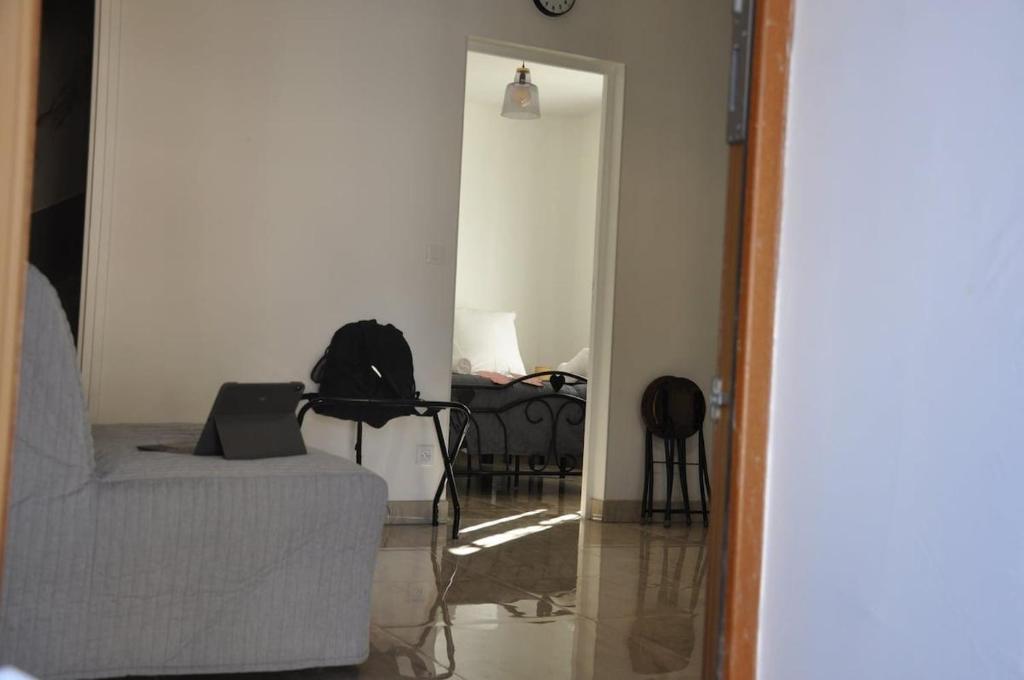 un salon avec un canapé et une table dans l'établissement Charming Apartment Near Paris, à Vitry-sur-Seine