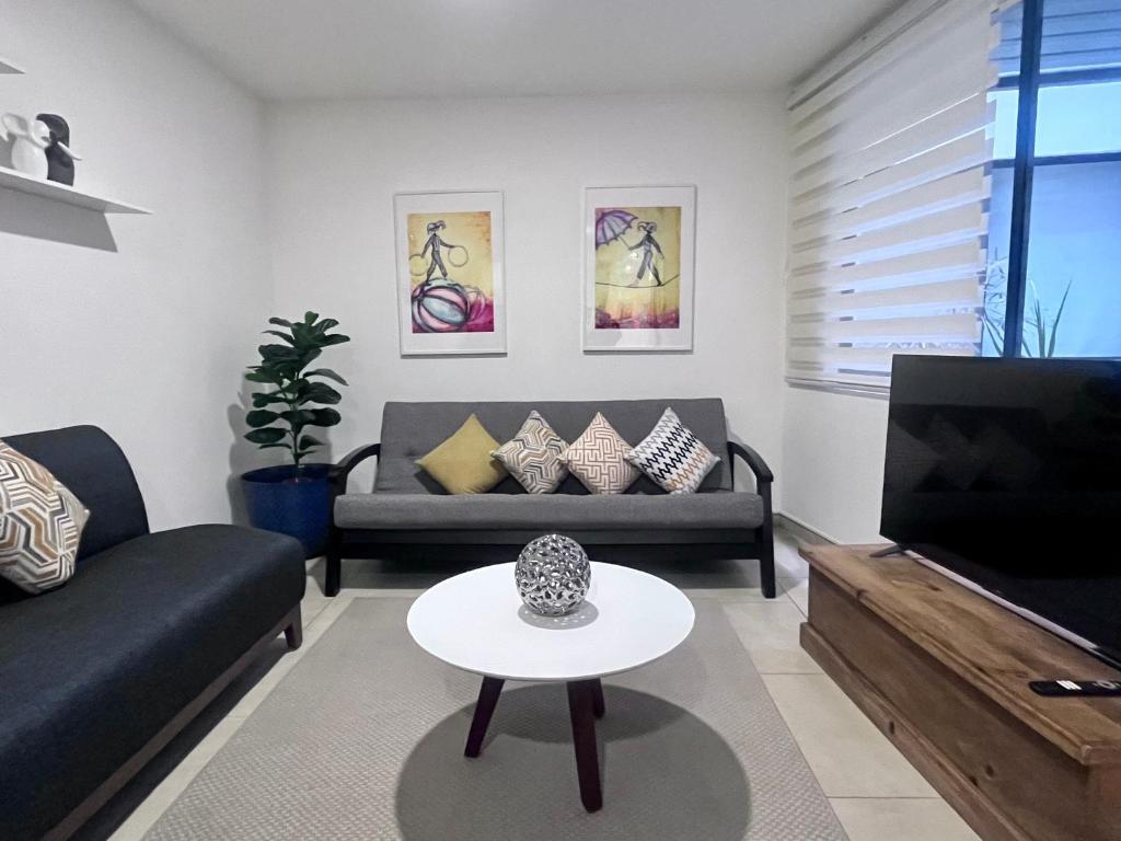 ein Wohnzimmer mit Sofa und Tisch in der Unterkunft ML002 - 2BR - 2BTh in Mexiko-Stadt
