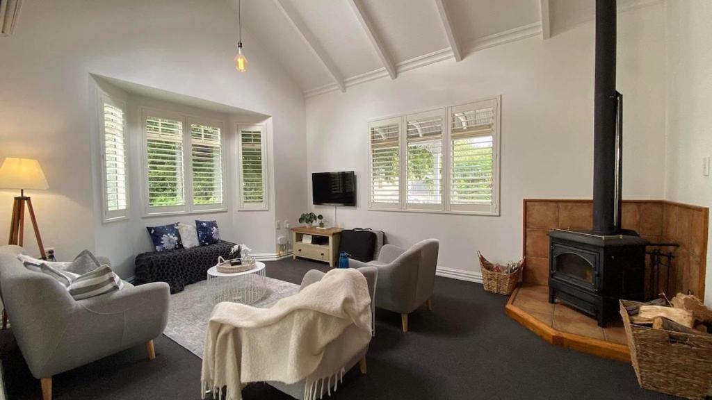 Picture Perfect in the heart of the Village - Resim 5