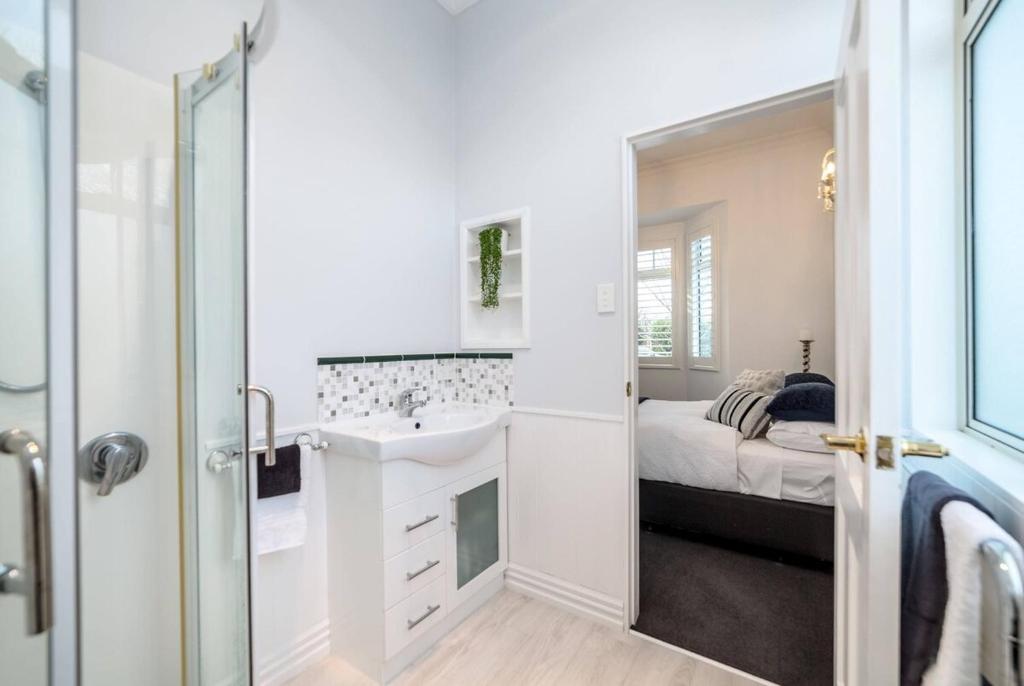 Picture Perfect in the heart of the Village - Resim 3