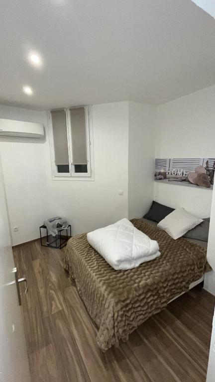 une chambre avec un lit avec deux oreillers dessus dans l'établissement Appartement Nice promenade des anglais aéroport, à Nice
