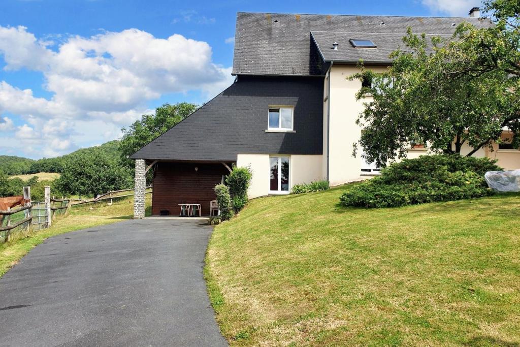 Saint-RémyにあるMaison chaleureuse à Saint-Remy avec jardin enchanteurの坂の上の家