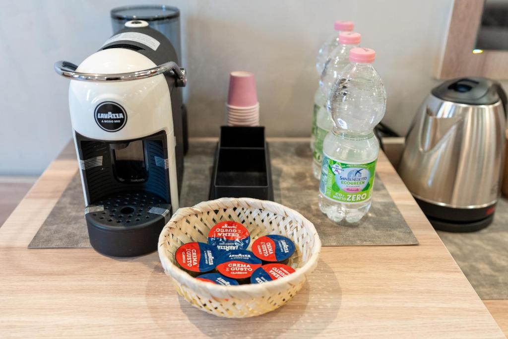 Příslušenství pro přípravu čaje a kávy v ubytování Rome Love Hotel