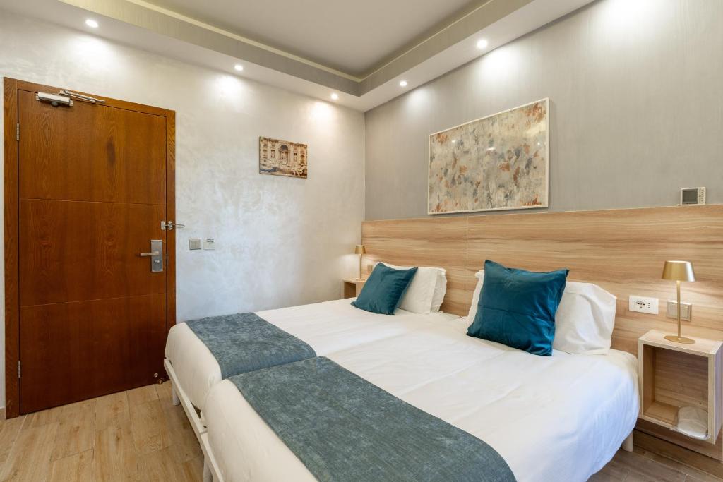Postel nebo postele na pokoji v ubytování Rome Love Hotel