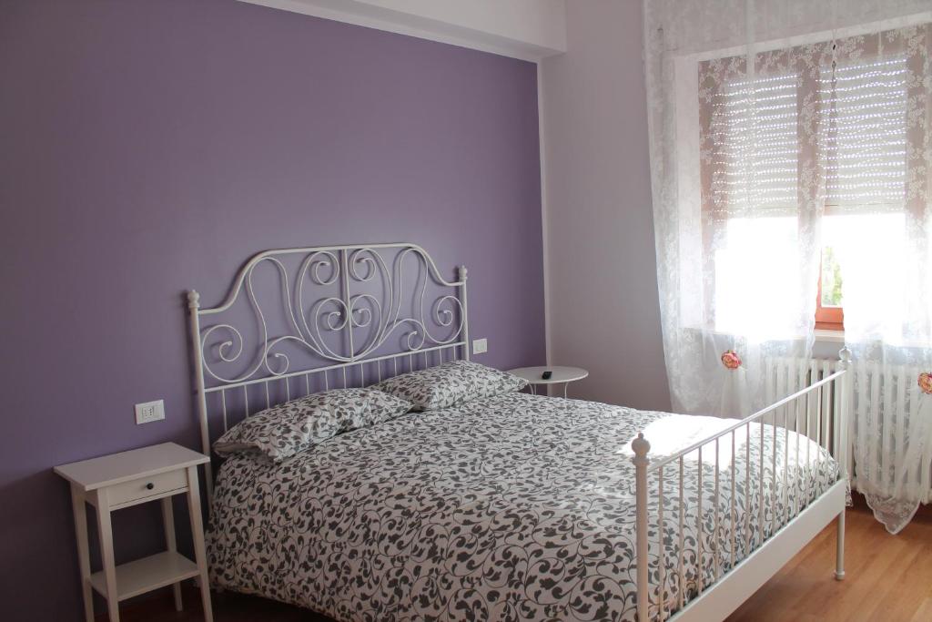 um quarto com uma cama com uma parede azul em Sogni d'Assisi em Assis