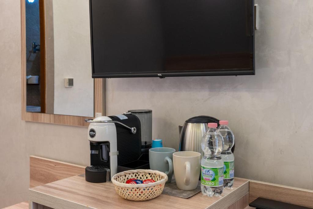 Příslušenství pro přípravu čaje a kávy v ubytování Rome Love Hotel